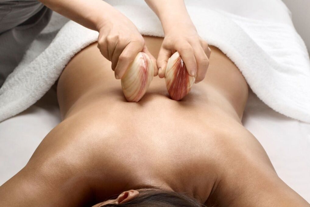 Osteokondrozda ağrıyı hafifletmenin bir yöntemi masajdır